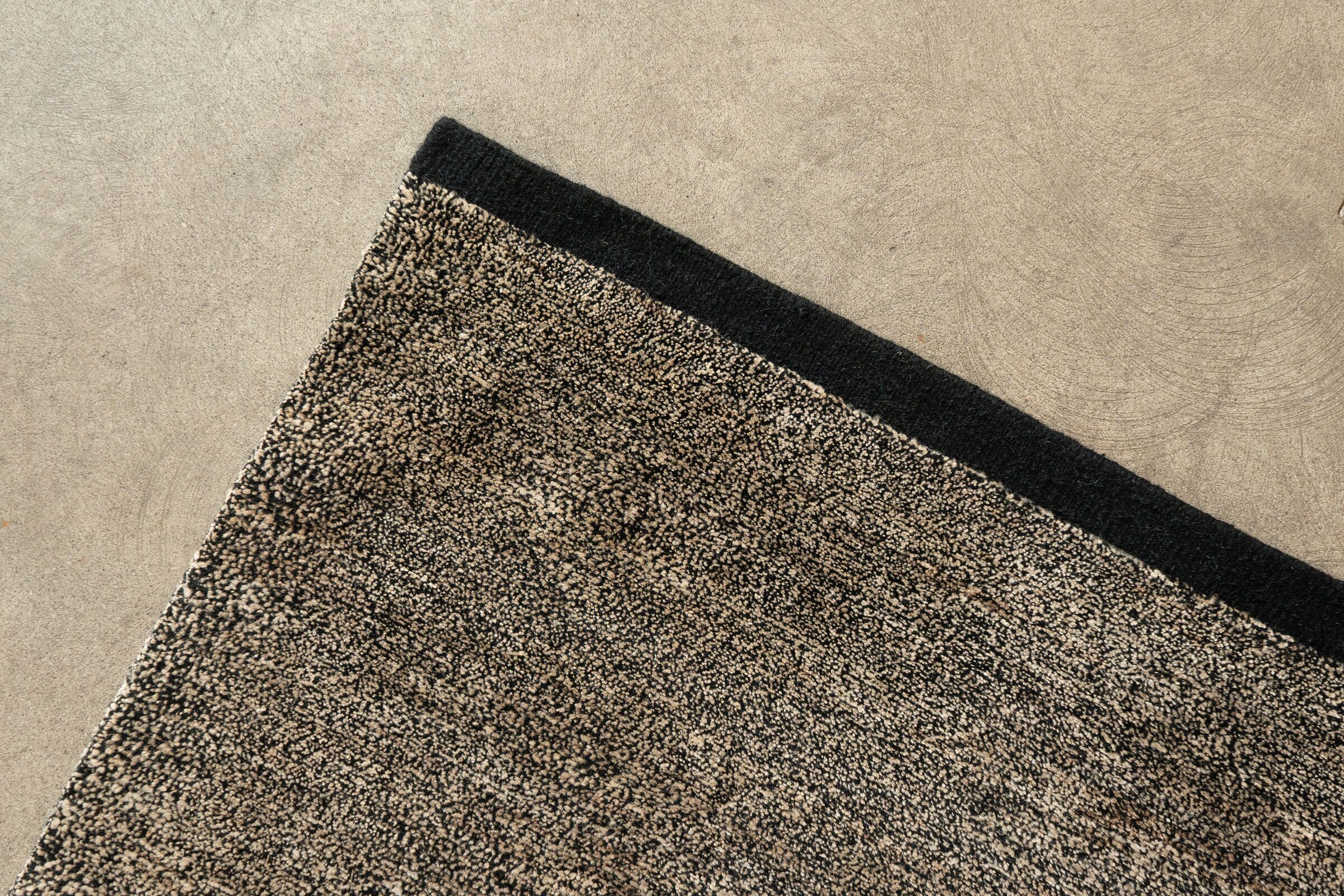 ALLO/WOOL - BLACK rug from the textures series by WOVEN